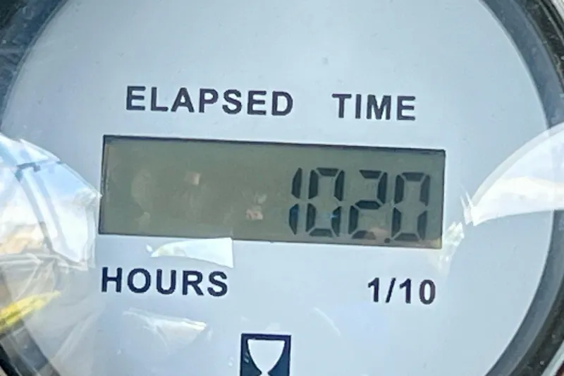 Slide: The Image of Elapsed time meter showing 1020 hours on Starcraft SLS 3, 2021 model. - 40
