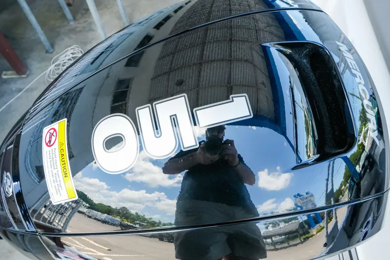 Slide: The Image of Reflection on Mercury outboard motor of a 2027 Four Winns HD2 OB boat. - 8