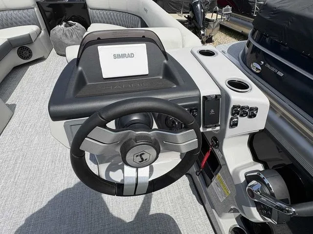Slide: The Image of Harris Cruiser 230 2026 - 16