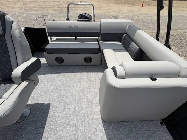 Slide: The Image of Harris Cruiser 230 2026 - 15