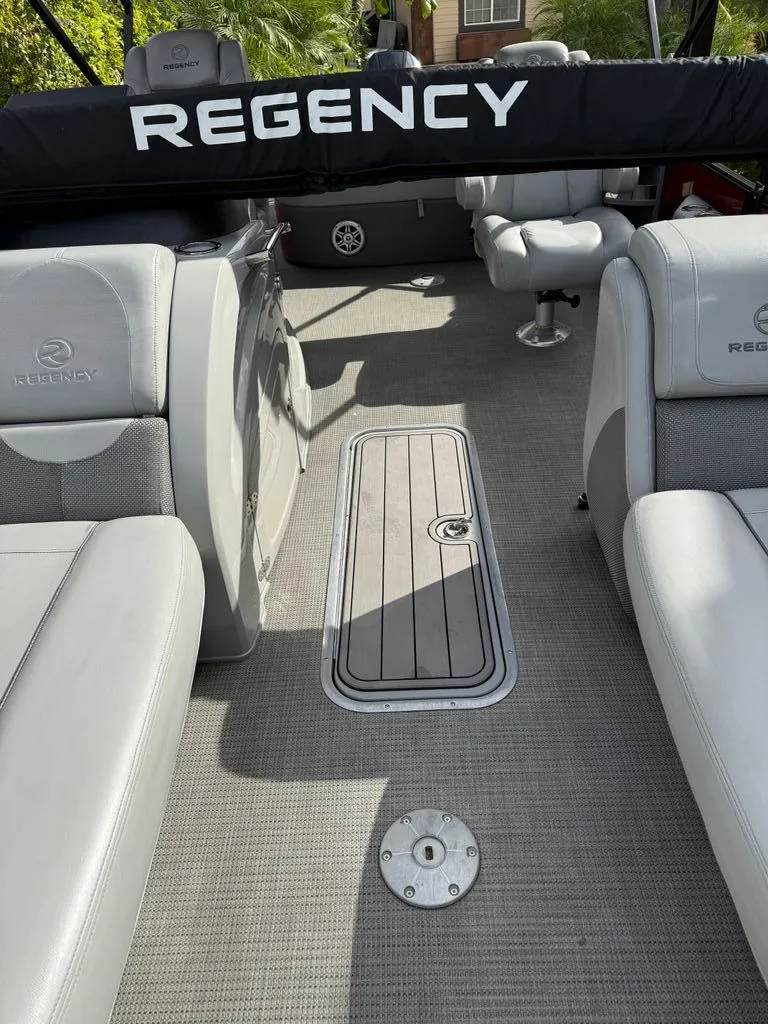 Slide: The Image of Regency 230 LE3 2021 - 4