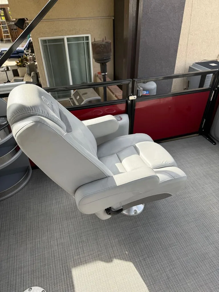 Slide: The Image of Regency 230 LE3 2021 - 6