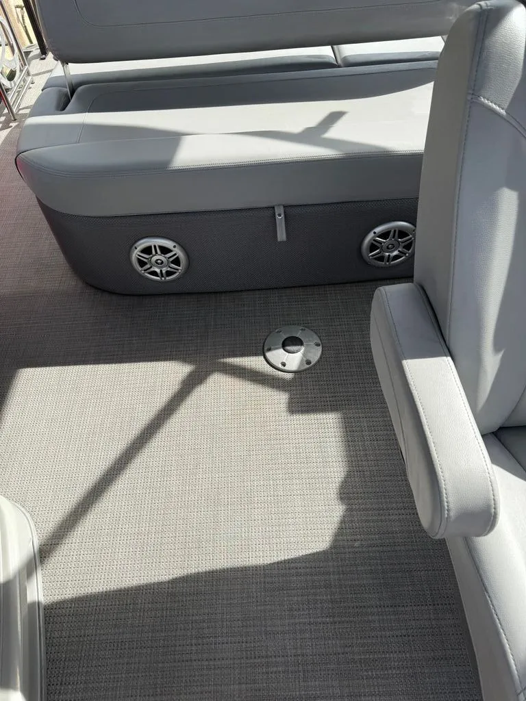 Slide: The Image of Regency 230 LE3 2021 - 9