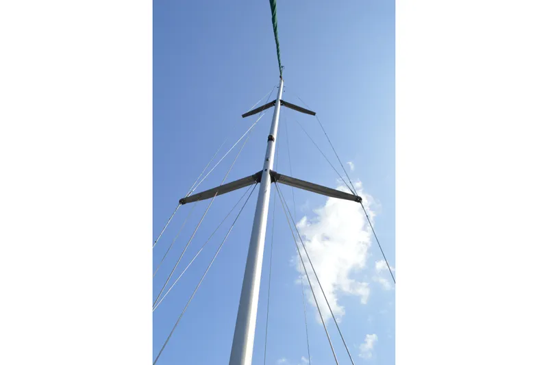 Slide: The Image of Mast of 1999 Beneteau 411 sailboat against a clear blue sky. - 20