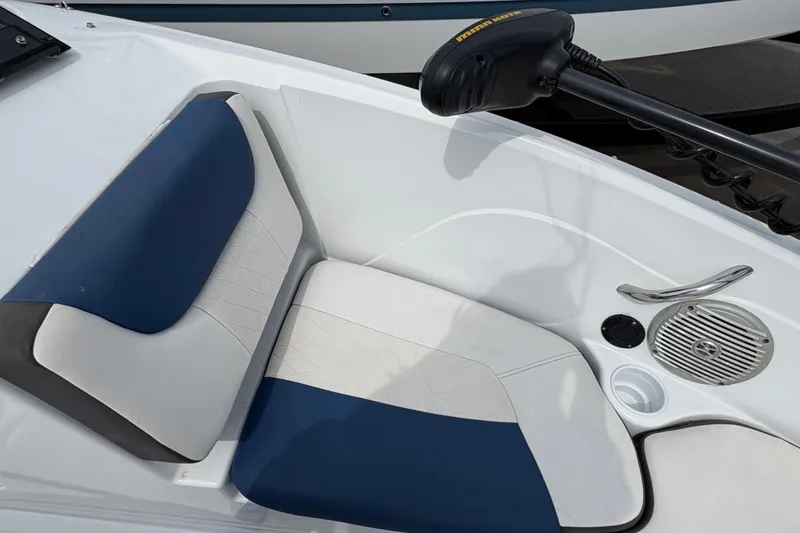 Slide: The Image of White and blue seating on a 2018 Tahoe 500 TF boat with speaker and handle. - 14