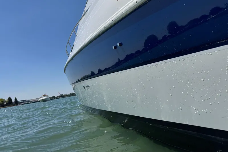 Slide: The Image of 2004 Cruisers Yachts 280 CXi Express on water, close-up view of hull. - 3
