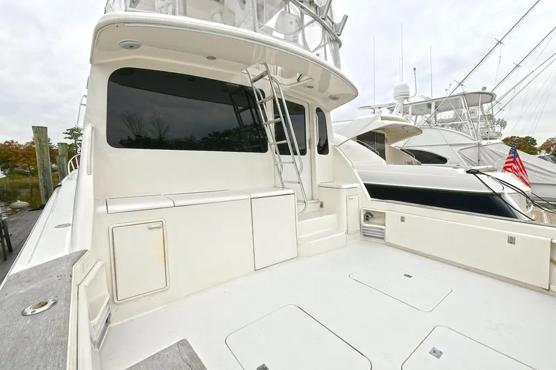 Slide: The Image of Ocean Yachts 52 Super Sport 2001, spacious deck with ladder and storage. - 12