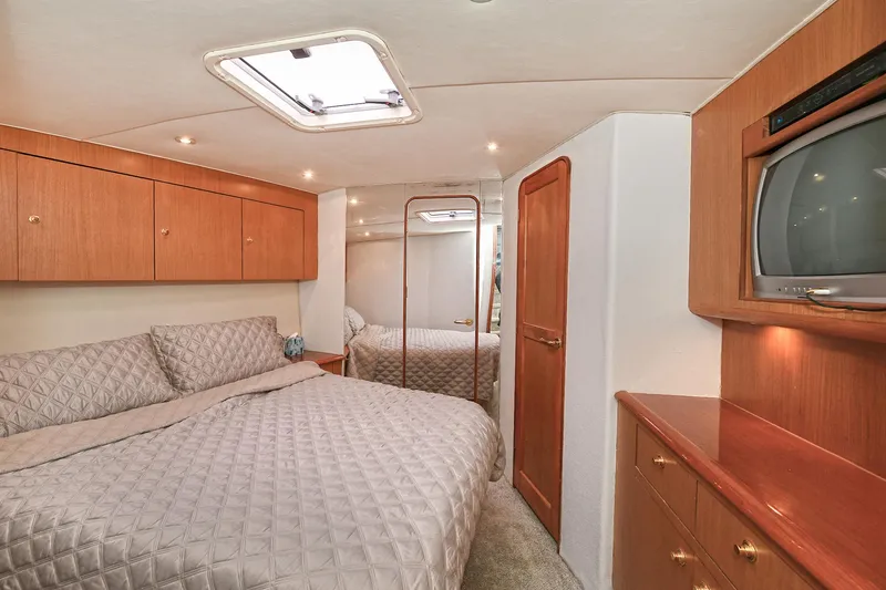 Slide: The Image of Luxurious bedroom on Ocean Yachts 52 Super Sport 2001. - 49