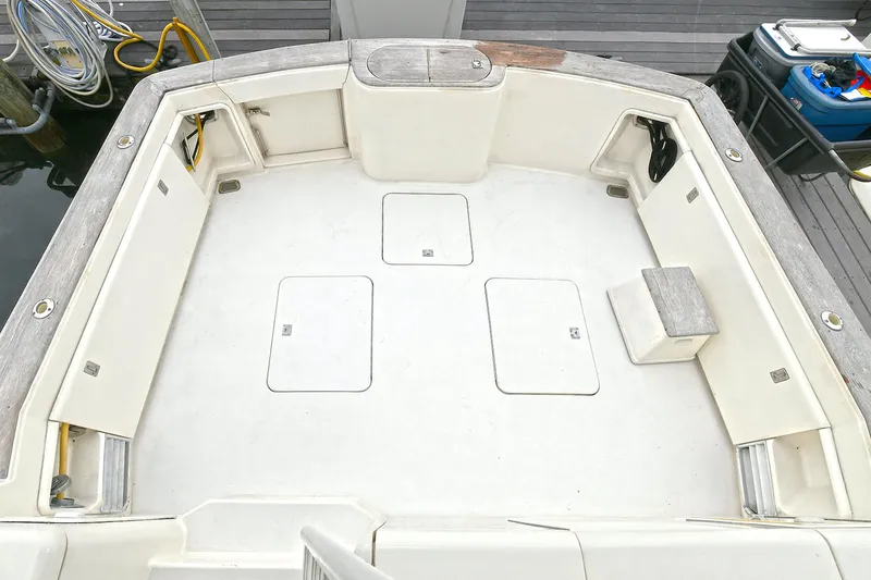 Slide: The Image of Deck area of Ocean Yachts 52 Super Sport 2001. - 26