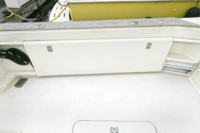 Slide: The Image of Deck area of Ocean Yachts 52 Super Sport 2001. - 16