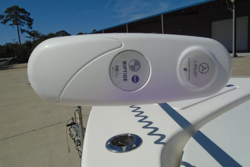 Slide: The Image of Minn Kota Riptide i-Pilot trolling motor on 2022 Pathfinder 2200 TRS boat. - 17