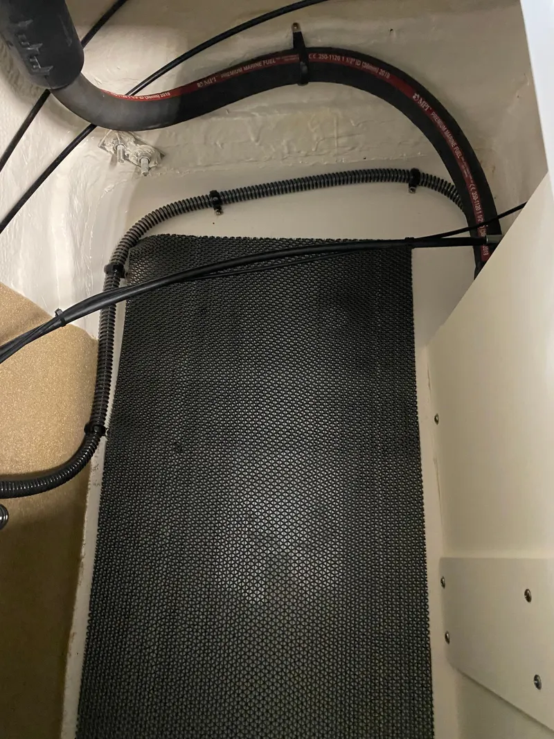 Slide: The Image of Interior of a 2020 Chaparral 24 SSI boat with cables and a black mat. - 27