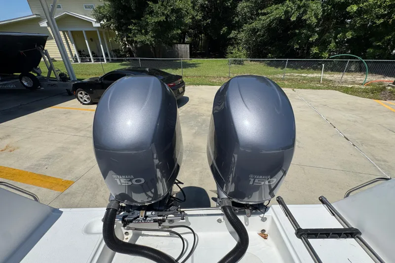 Slide: The Image of Twin Yamaha 150 outboard engines on a 2000 Stamas 250 Tarpon boat. - 47