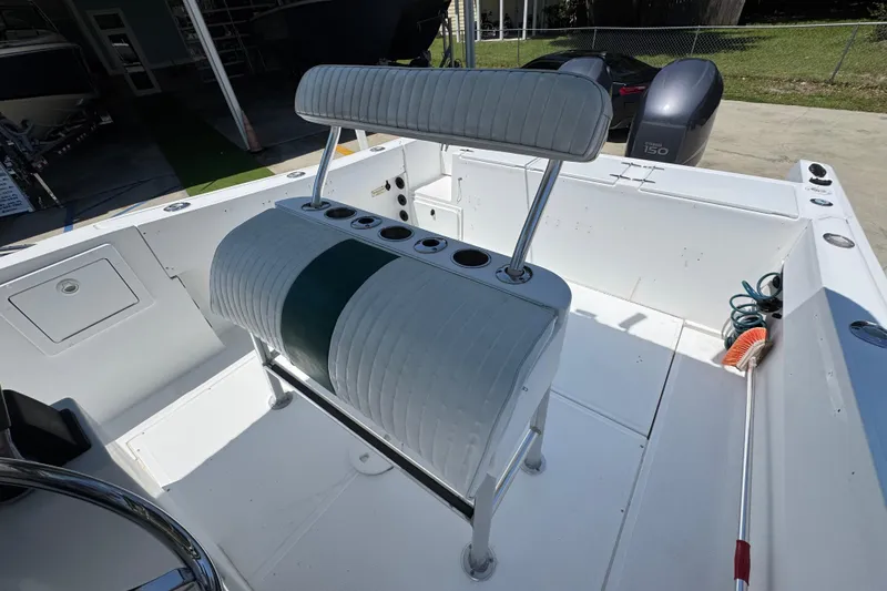 Slide: The Image of 2000 Stamas 250 Tarpon boat interior with seating and Yamaha 150 engine. - 31