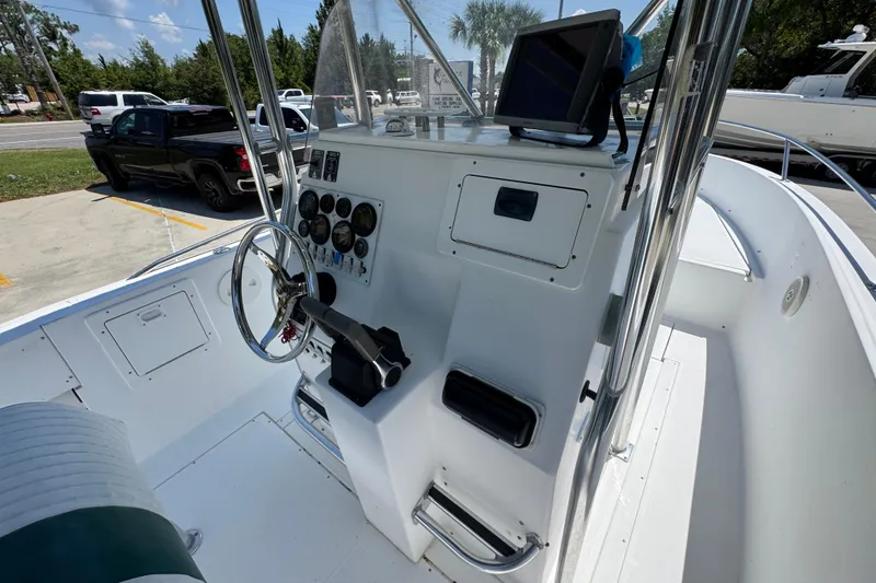 Slide: The Image of 2000 Stamas 250 Tarpon boat cockpit with steering wheel and control panel. - 37