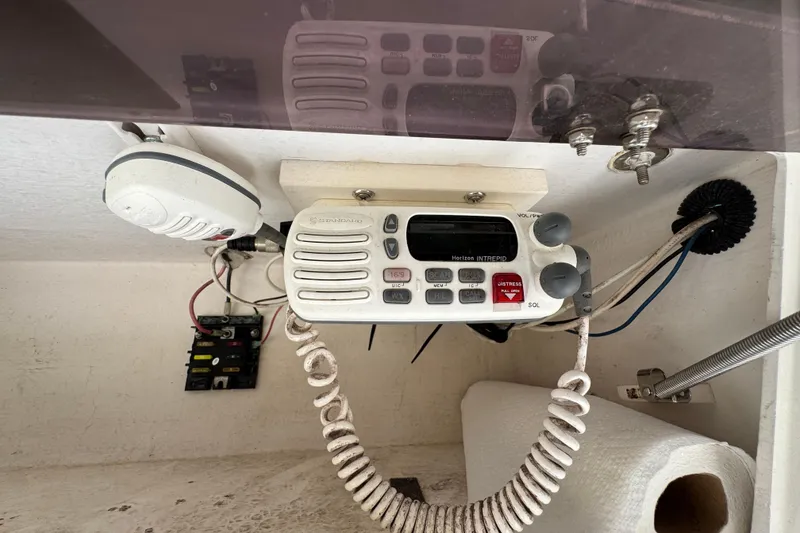 Slide: The Image of VHF radio equipment inside a 2000 Stamas 250 Tarpon boat, featuring a Standard Horizon Intrepid. - 40