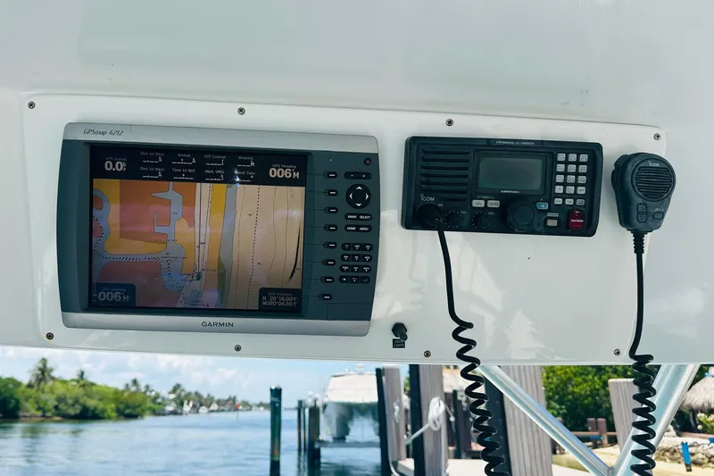 Slide: The Image of 1994 Pro-Line 2950 Walkaround boat with Garmin GPS and Icom marine radio. - 10