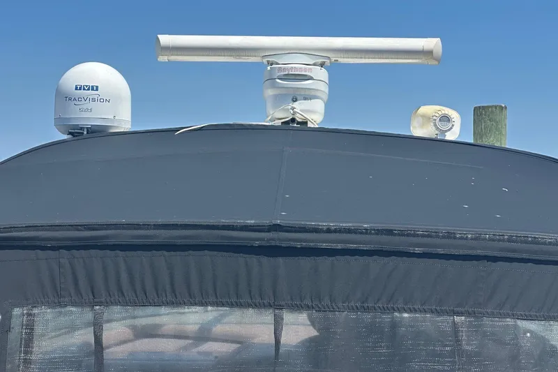Slide: The Image of Radar and satellite equipment on a 2001 Sea Ray 410 Sundancer boat. - 6
