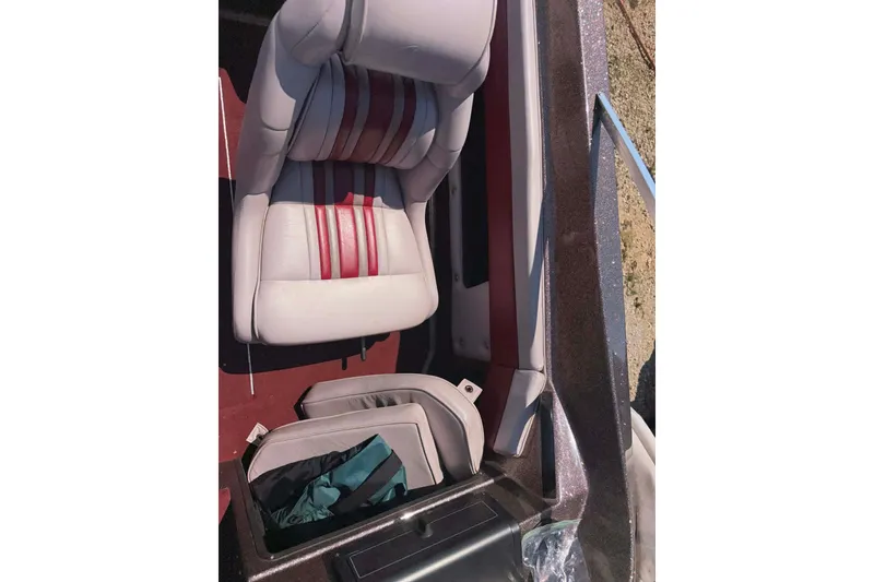 Slide: The Image of 1996 Astro 20fsx boat interior with red and white seating. - 7