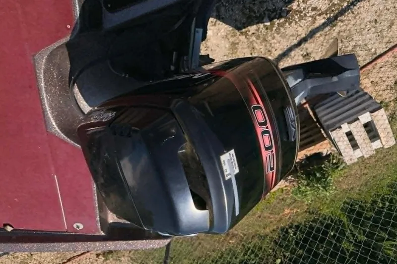 Slide: The Image of Outboard motor on a 1996 Astro 20fsx boat, featuring a 200 horsepower engine. - 8