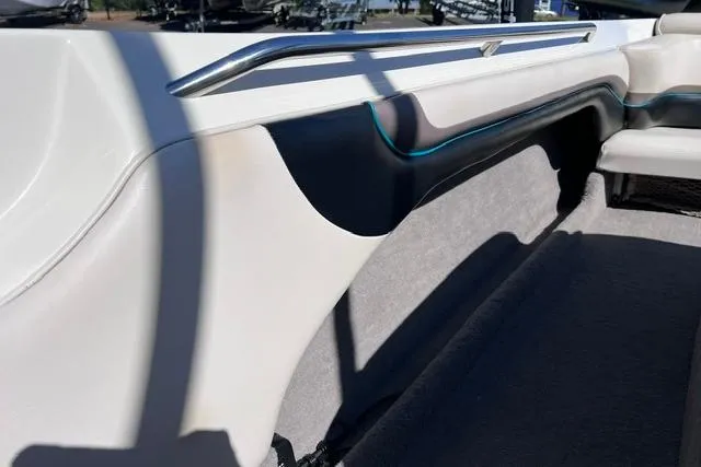 Slide: The Image of 1996 MasterCraft ProStar 190 interior with sleek design and comfortable seating. - 18
