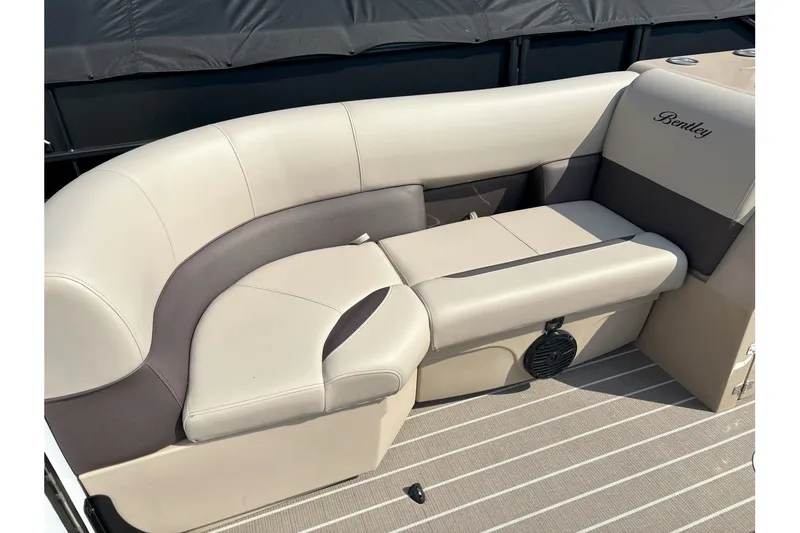 Slide: The Image of Bentley Pontoons Legacy 223 DL Navigator 2026 - 8