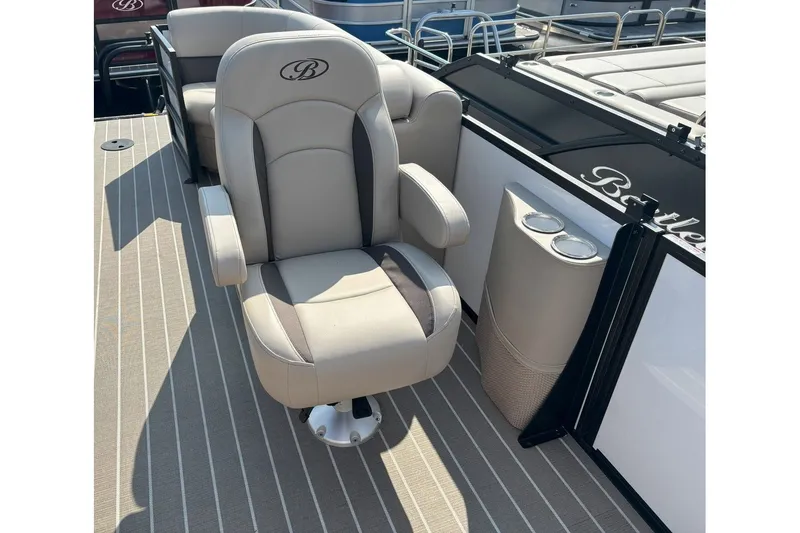 Slide: The Image of Bentley Pontoons Legacy 223 DL Navigator 2026 - 10