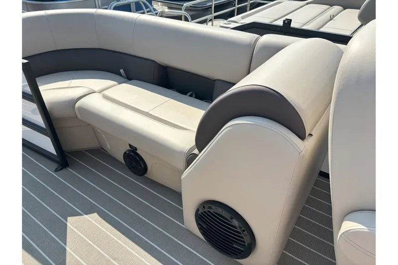 Slide: The Image of Bentley Pontoons Legacy 223 DL Navigator 2026 - 15