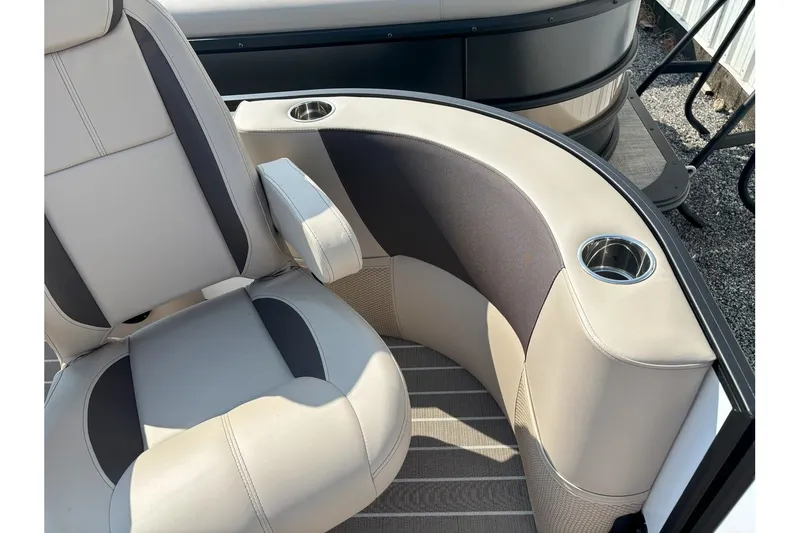 Slide: The Image of Bentley Pontoons Legacy 223 DL Navigator 2026 - 7
