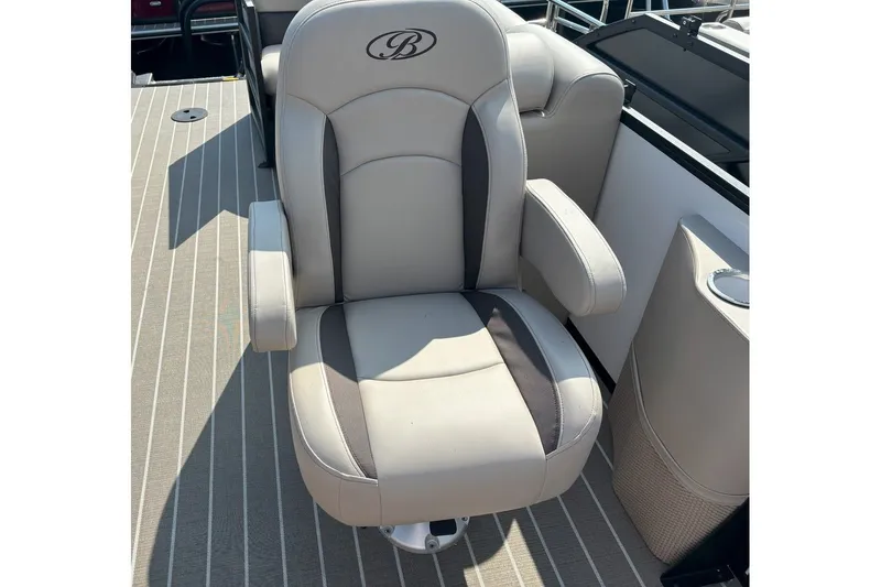 Slide: The Image of Bentley Pontoons Legacy 223 DL Navigator 2026 - 12