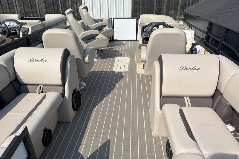 The Image of Bentley Pontoons Legacy 223 DL Navigator 2026 - undefined