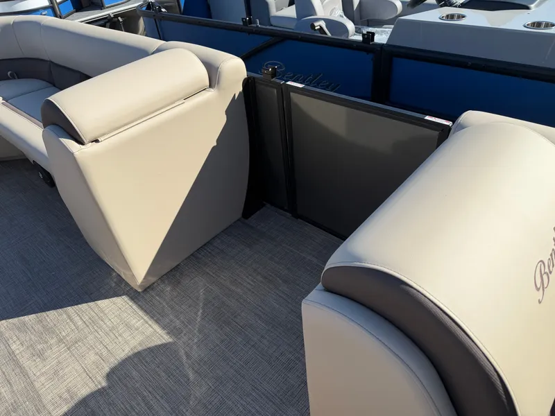 Slide: The Image of Bentley Pontoons Legacy 223 Cruise XL 2026 - 19
