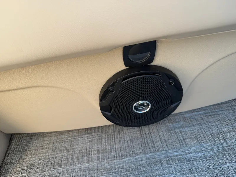 Slide: The Image of Bentley Pontoons Legacy 223 Cruise XL 2026 - 24