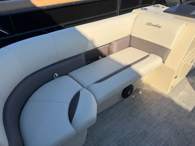 Slide: The Image of Bentley Pontoons Legacy 223 Cruise XL 2026 - 17