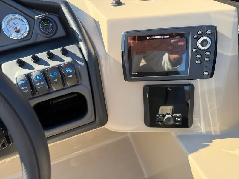 Slide: The Image of Bentley Pontoons Legacy 223 Cruise XL 2026 - 12