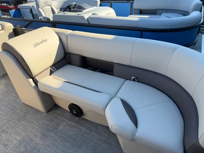 Slide: The Image of Bentley Pontoons Legacy 223 Cruise XL 2026 - 18