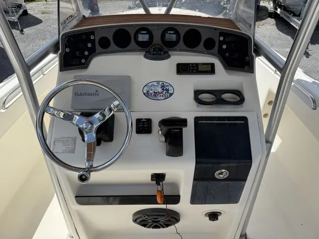 Slide: The Image of Scout Sportfish 235 2003 - 13