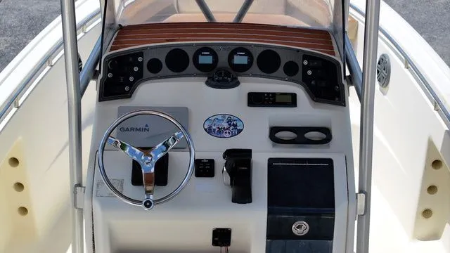 Slide: The Image of Scout Sportfish 235 2003 - 7