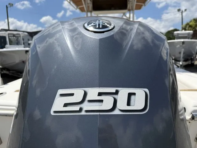Slide: The Image of Scout Sportfish 235 2003 - 17