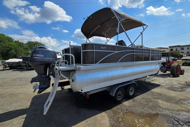 Slide: The Image of 2024 Bennington S22 pontoon boat with Yamaha motor on a trailer. - 5
