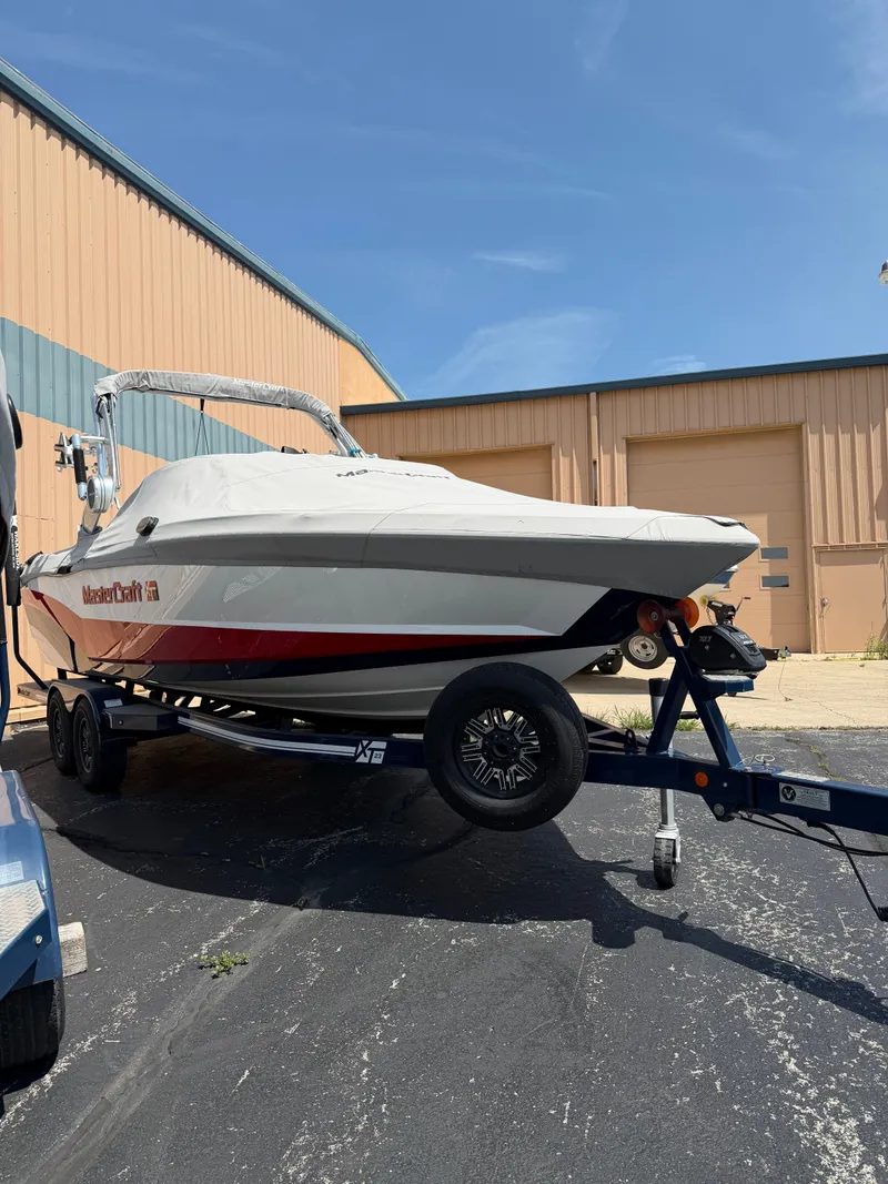 Slide: The Image of MasterCraft XT23 2018 - 20