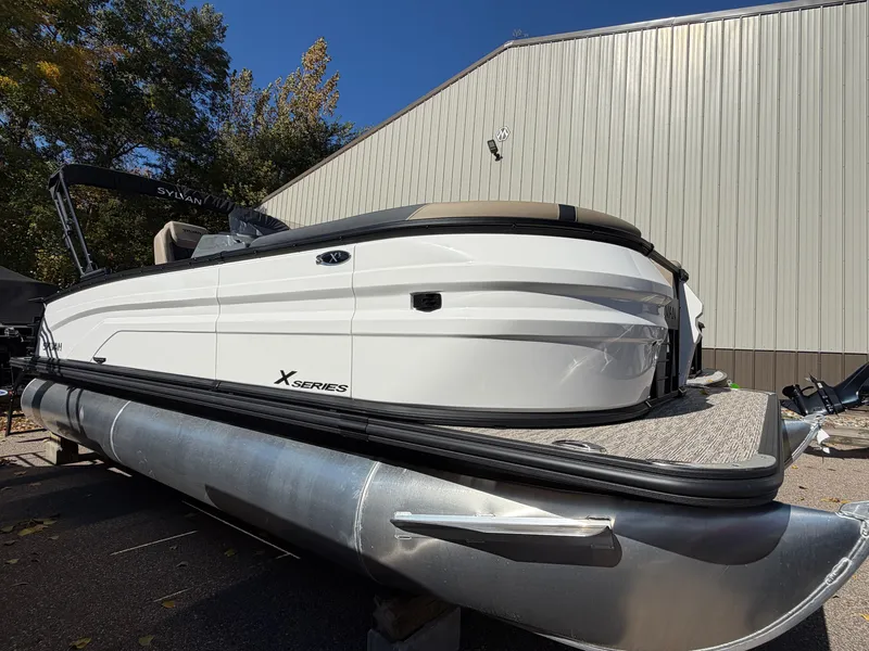 The Image of Sylvan X3 ULZ 2027: Sleek pontoon boat with modern design, perfect for leisure activities on the water. - 0