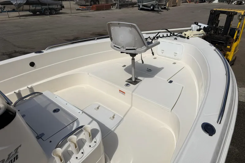 Slide: The Image of 2005 Wellcraft 200 LT Fisherman boat interior with seating and fishing rod holders. - 30