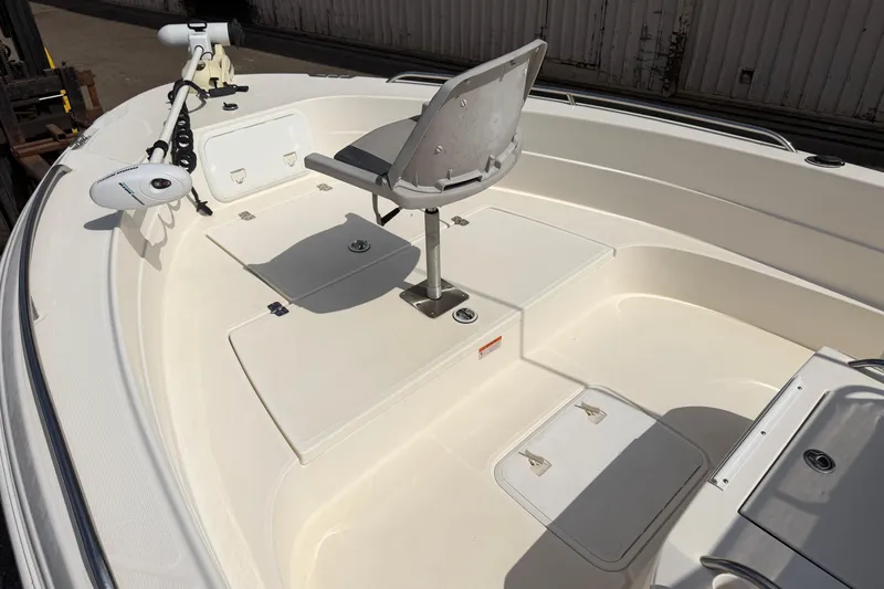Slide: The Image of 2005 Wellcraft 200 LT Fisherman boat interior with seating and trolling motor. - 29