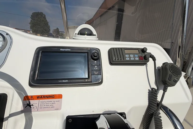 Slide: The Image of Control panel of a 2005 Wellcraft 200 LT Fisherman boat with navigation equipment. - 18