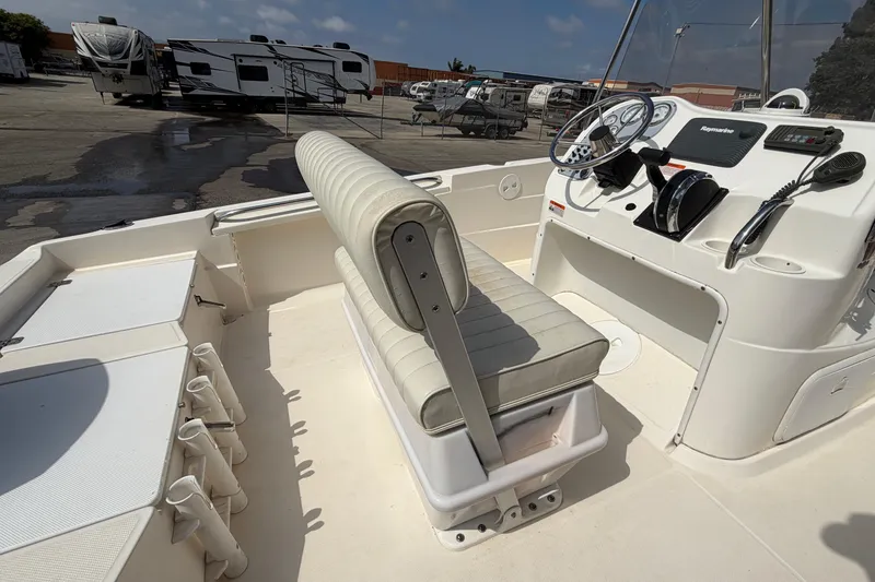 Slide: The Image of 2005 Wellcraft 200 LT Fisherman boat interior with steering console and seating. - 21