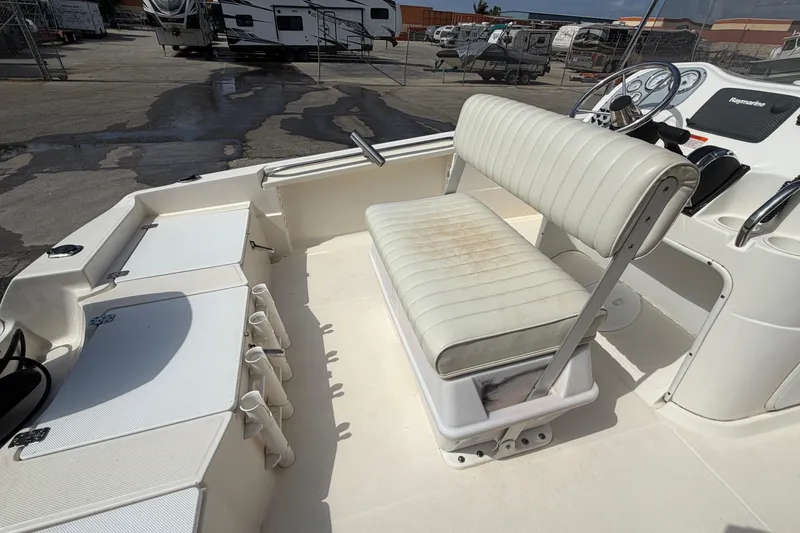 Slide: The Image of 2005 Wellcraft 200 LT Fisherman boat interior with seating and steering console. - 15