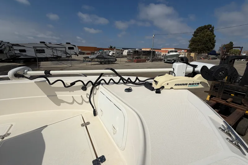 Slide: The Image of 2005 Wellcraft 200 LT Fisherman boat with Minn Kota trolling motor, parked outdoors. - 8