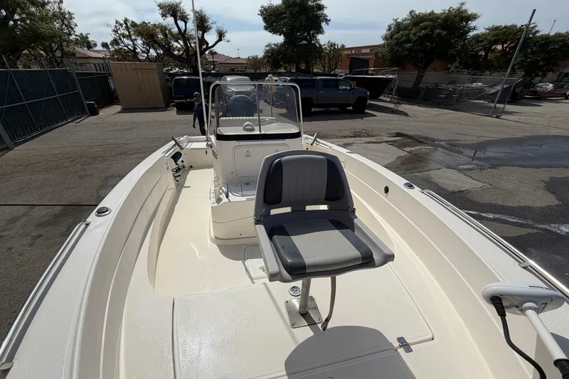 Slide: The Image of 2005 Wellcraft 200 LT Fisherman boat with seating and console, parked outdoors. - 31