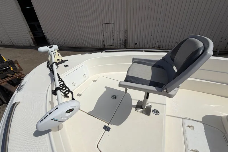 Slide: The Image of 2005 Wellcraft 200 LT Fisherman boat interior with seat and trolling motor. - 22